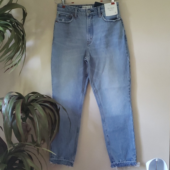 Abercrombie & Fitch Denim - Nwt A&F mom ultra high waist Jean raw hem